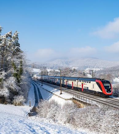 SBB Zug faehrt im Winter durch den Schnee
